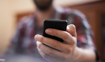 mano sosteniendo el teléfono celular