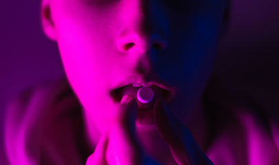 chica tomando píldora