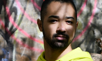 Rostro de un joven con sudadera con capucha amarilla