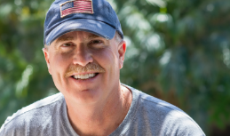 Hombre de mediana edad con camisa de moda