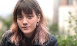Rostro de mujer joven con cabello castaño